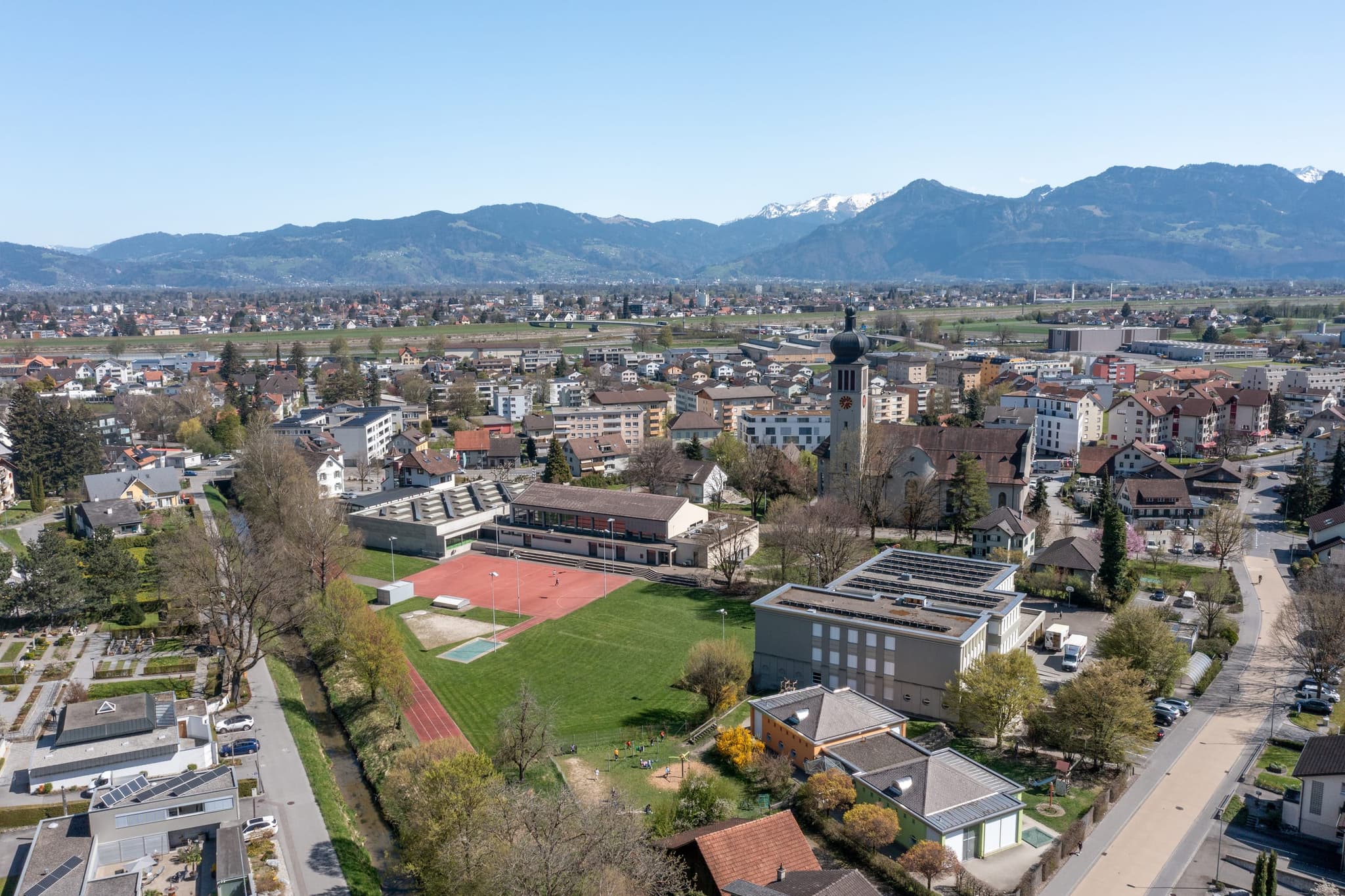 Au SG mit Kirche und Blick über das Rheintal nach Vorarlberg