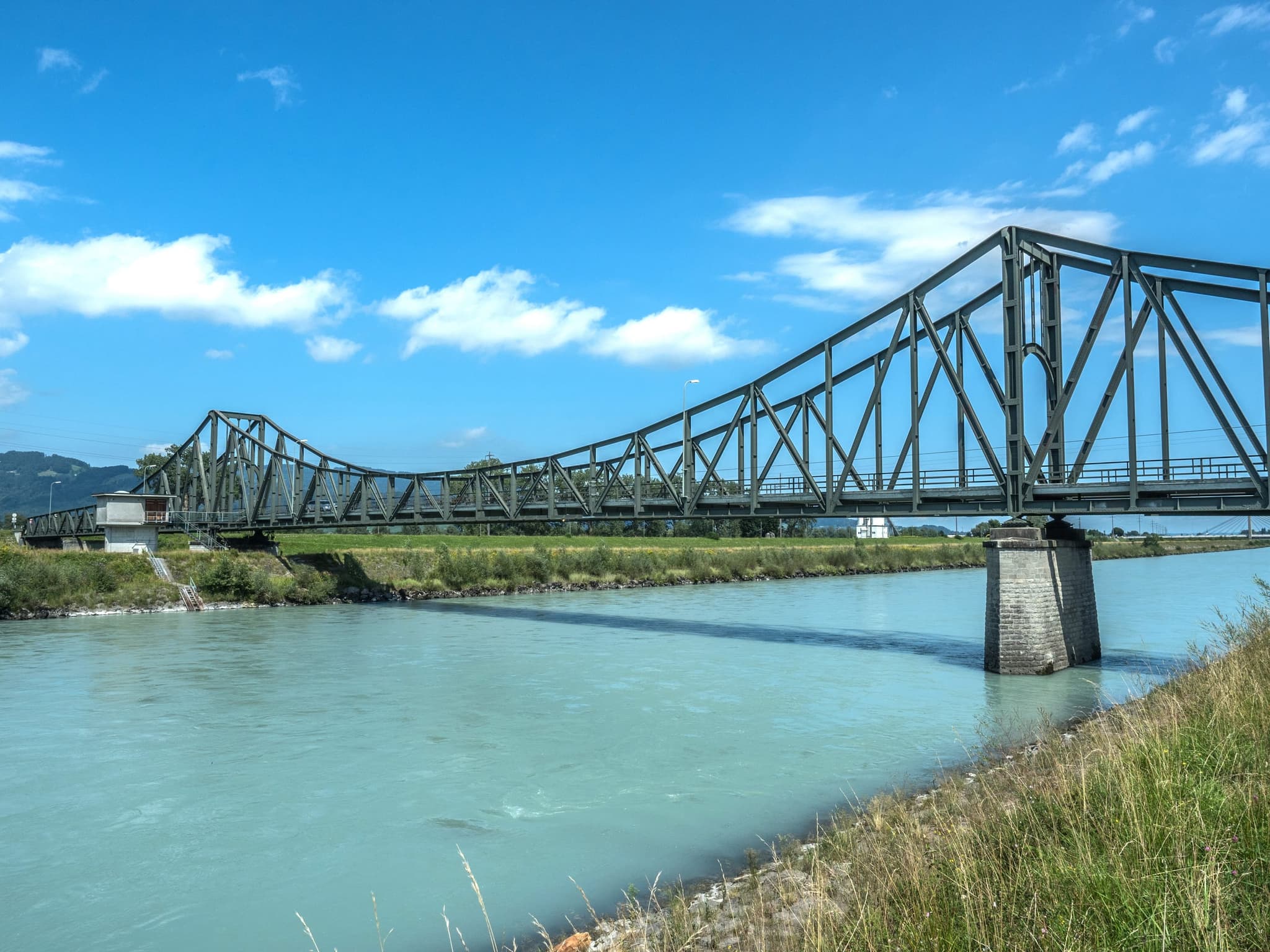 Rheinbrücke bei Diepoldsau mit Blick auf den Rhein