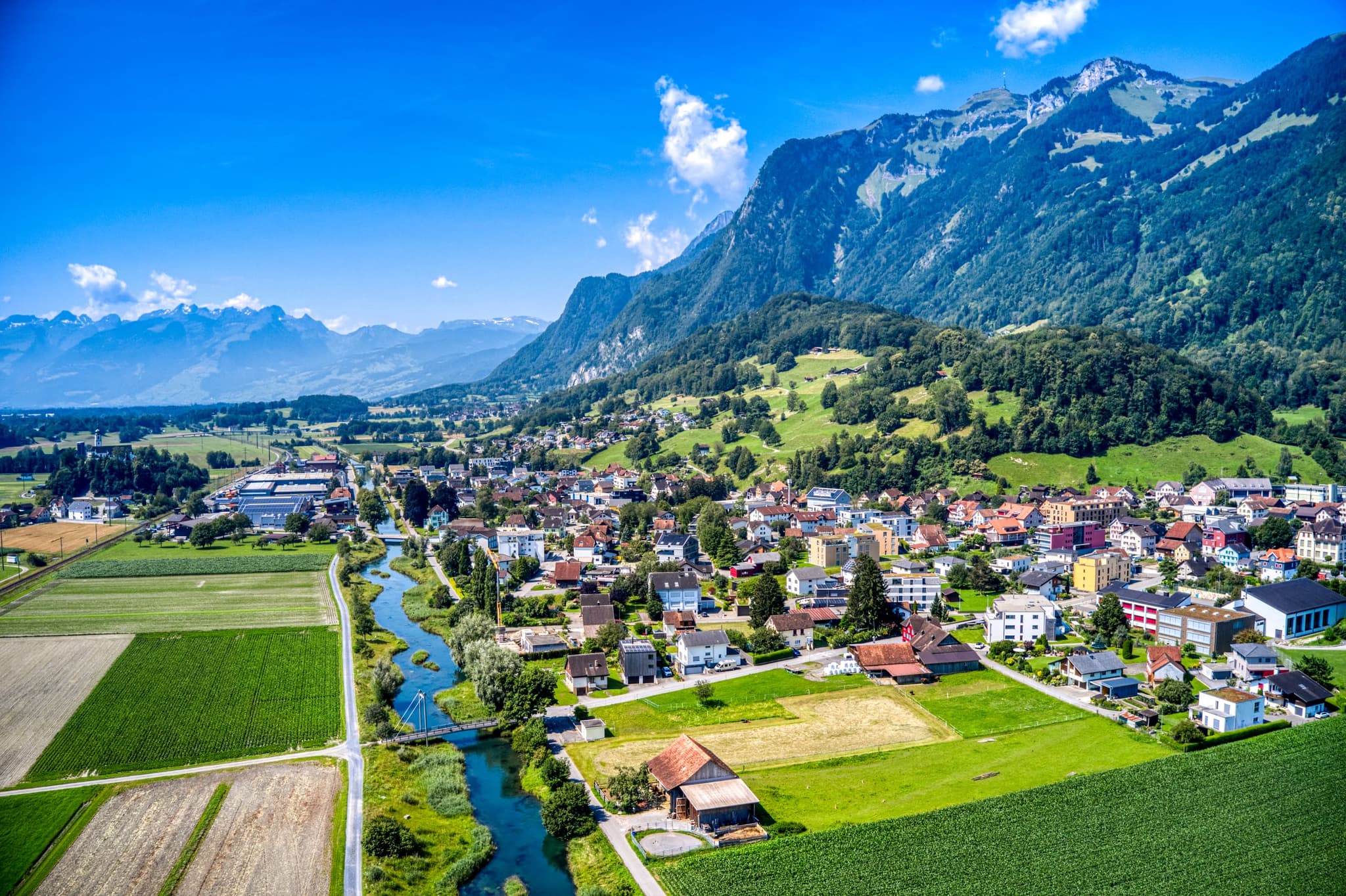 Rüthi SG mit dem Rheintaler Binnenkanal und Blick zum Alpstein
