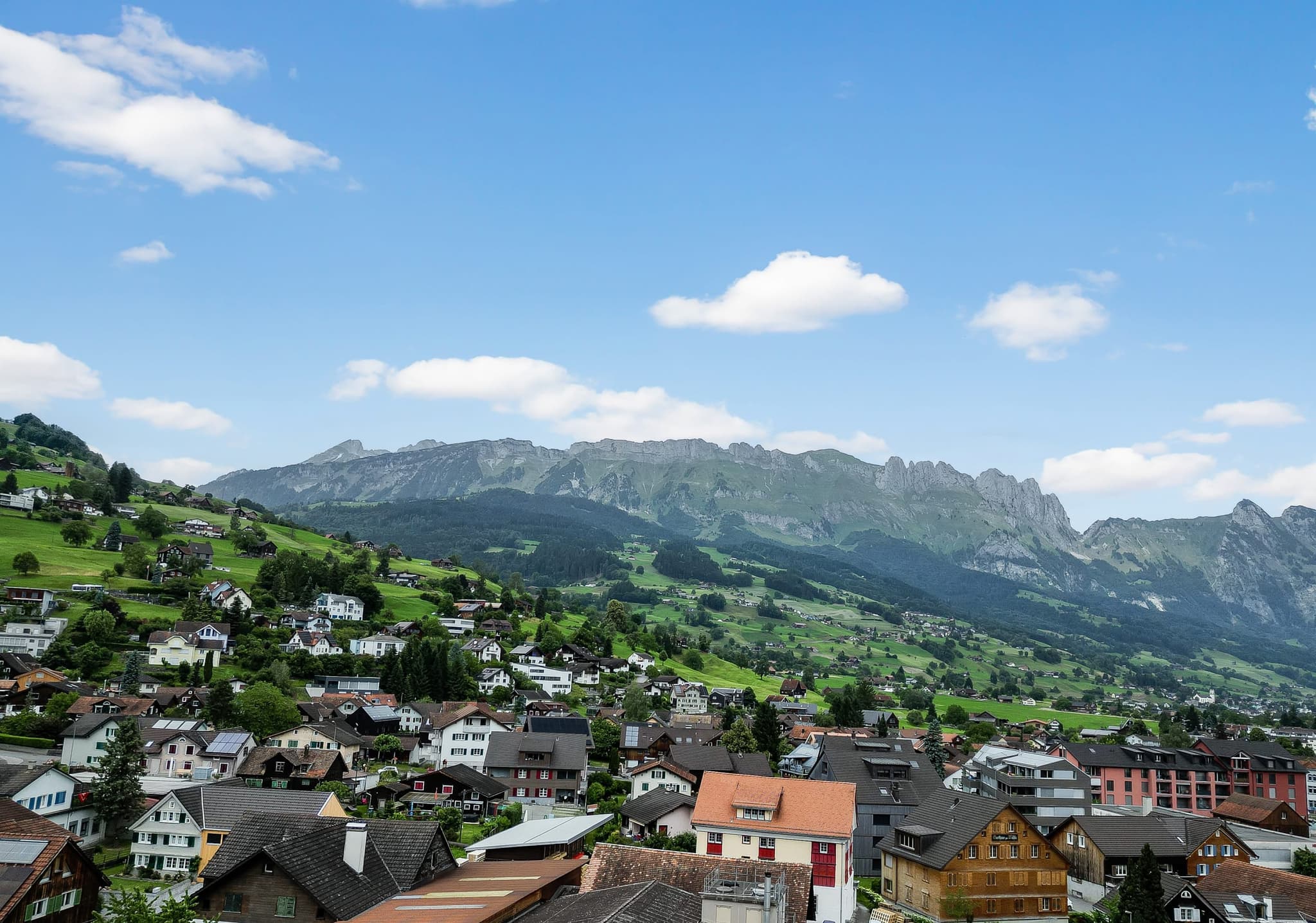 Dörfer am Fuss des Alpsteins über der Rheintalebene, Region Werdenberg