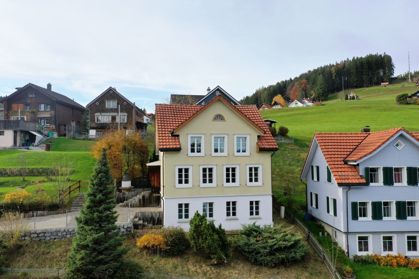 Renoviertes freistehendes Einfamilienhaus mit Umschwung