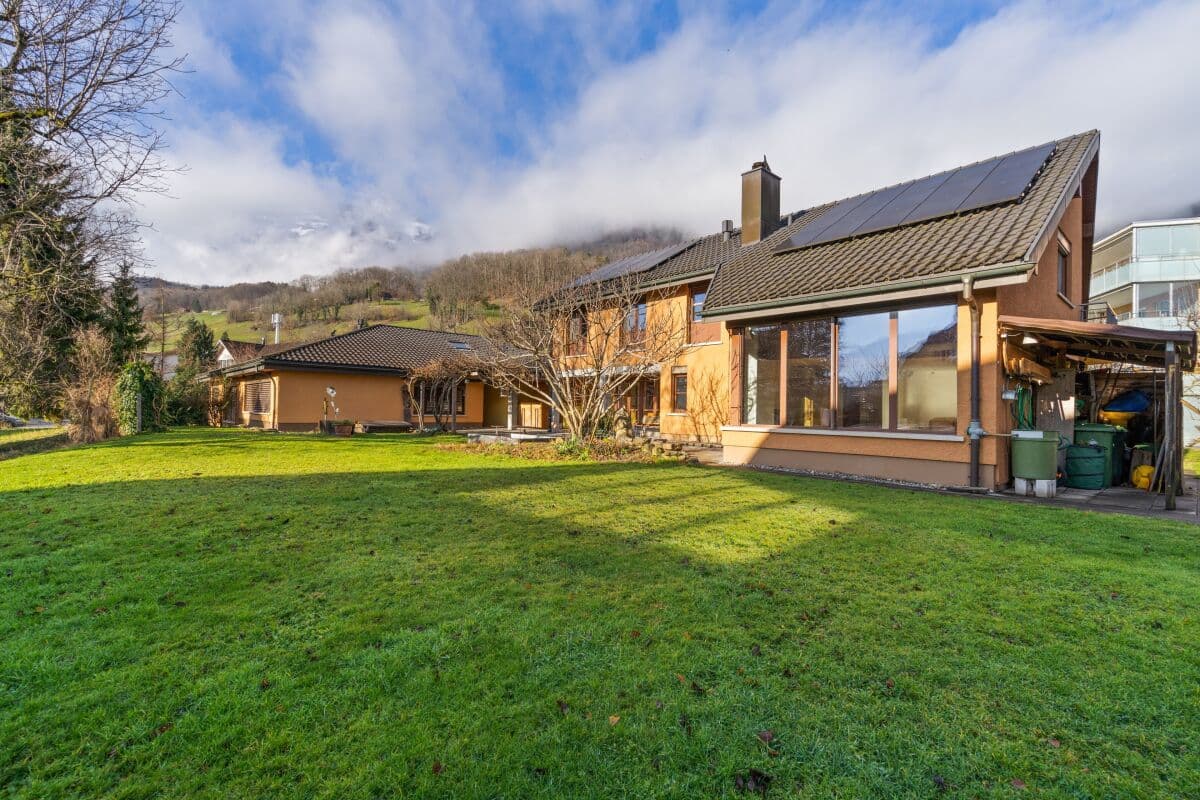 Grosszügiges Wohnhaus mit Praxis und Baulandreserve