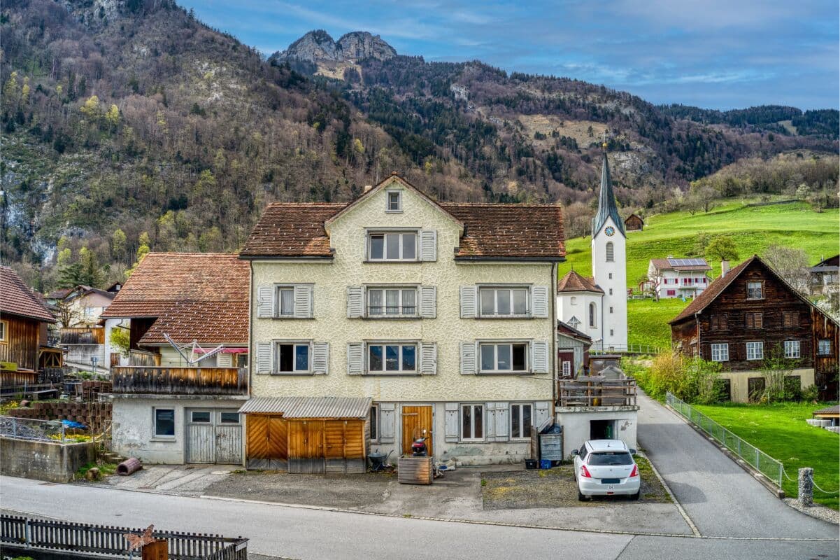 Grosszügiges Zweifamilienhaus mit Scheune an ruhiger Lage